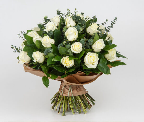 bouquet of flowers on a white background Sarggesteck mittel 55cm